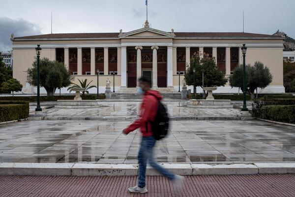 Τζανάκης: Πιθανότατα χάνουμε τα μισά και πλέον κρούσματα, λόγω διαφοροποίησης στα τεστ