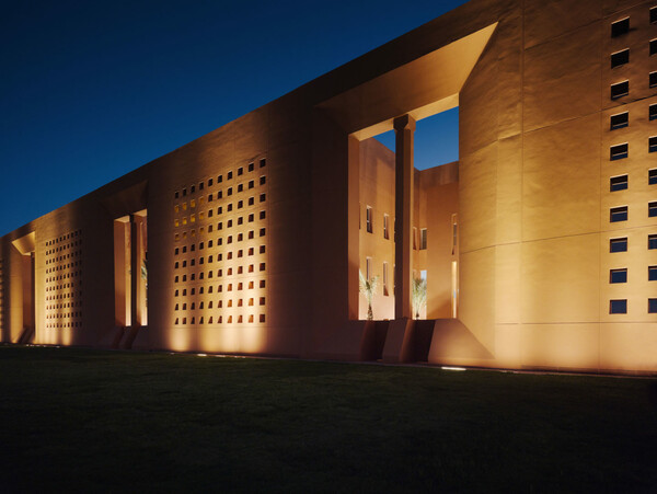 Η ξεχωριστή, μνημειώδης αρχιτεκτονική του Ισπανού Ρικάρντο Μποφίλ