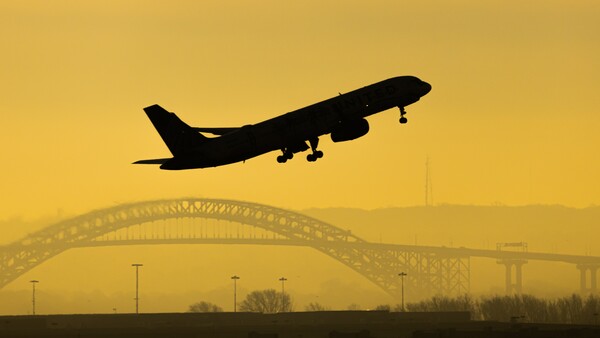 Αεροπορικές εταιρείες προειδοποιούν: Το 5G μπορεί να καθηλώσει αεροπλάνα και να προκαλέσει χάος