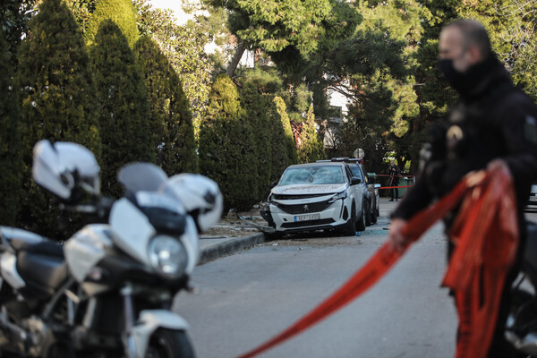 Εκρηξη στη Γλυφάδα: Ξηλώθηκε το πεζοδρόμιο, έσπασαν πόρτες, τζάμια -Καταστροφές σε ΙΧ 