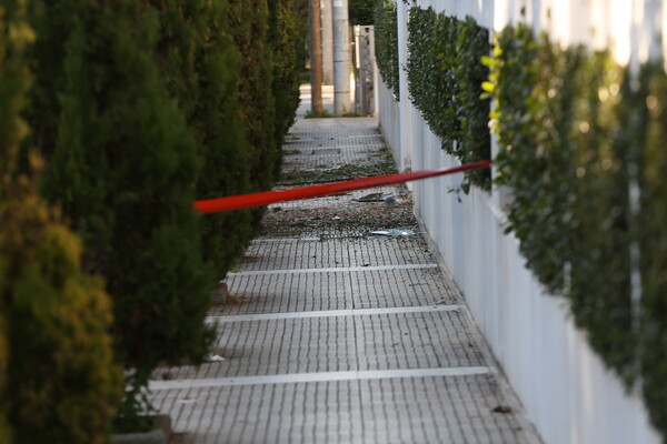 Εκρηξη στη Γλυφάδα: Ξηλώθηκε το πεζοδρόμιο, έσπασαν πόρτες, τζάμια -Καταστροφές σε ΙΧ