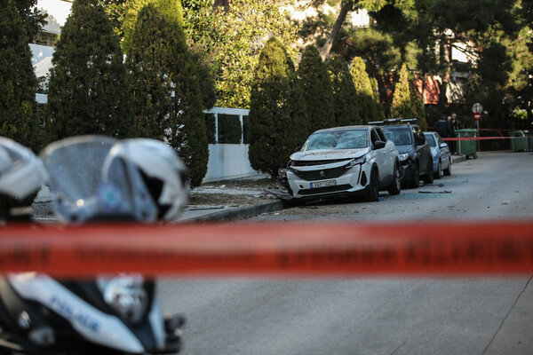Εκρηξη στη Γλυφάδα: Ξηλώθηκε το πεζοδρόμιο, έσπασαν πόρτες, τζάμια -Καταστροφές σε ΙΧ