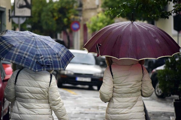 Καιρός: Πτώση της θερμοκρασίας, τοπικές βροχές και σποραδικές καταιγίδες