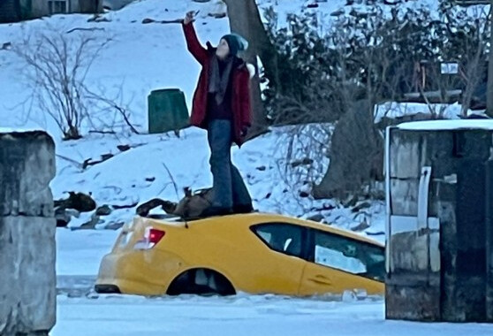 Καναδή βγάζει selfie επάνω σε αυτοκίνητο, ενώ αυτό βυθιζόταν σε παγωμένο ποτάμι