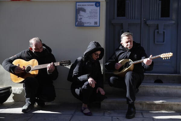 Θεσσαλονίκη: Αναμνηστικές πλάκες στο θρυλικό ουζερί και στο σπίτι που έζησε ο Βασίλης Τσιτσάνης