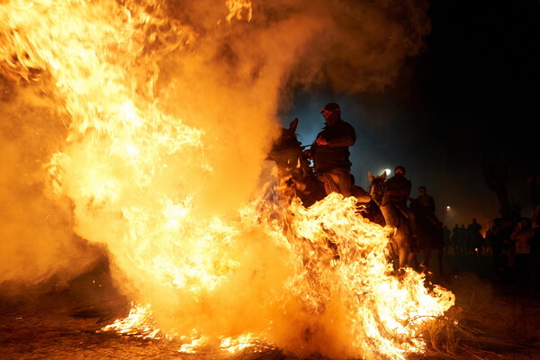 Καβαλάρηδες πηδούν με τα άλογά τους μέσα στις φλόγες για το φεστιβάλ Las Luminarias στην Ισπανία