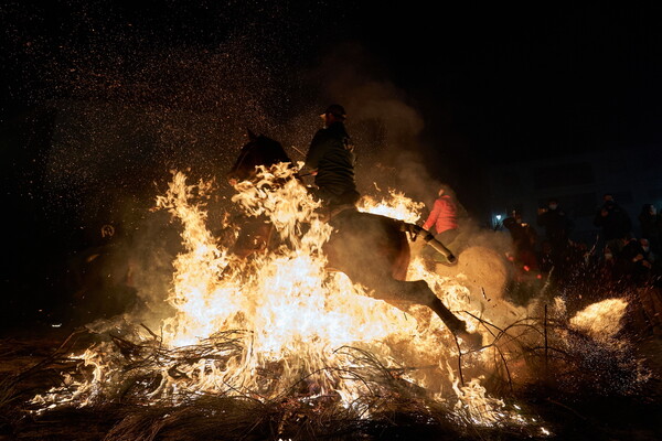 Καβαλάρηδες πηδούν με τα άλογά τους μέσα στις φλόγες για το φεστιβάλ Las Luminarias στην Ισπανία