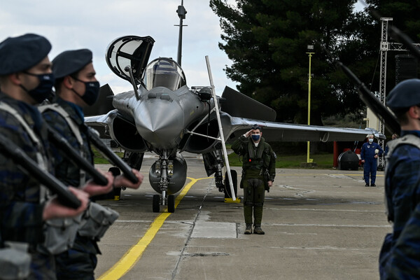 Τα πρώτα έξι Rafale πέταξαν πάνω από την Ακρόπολη