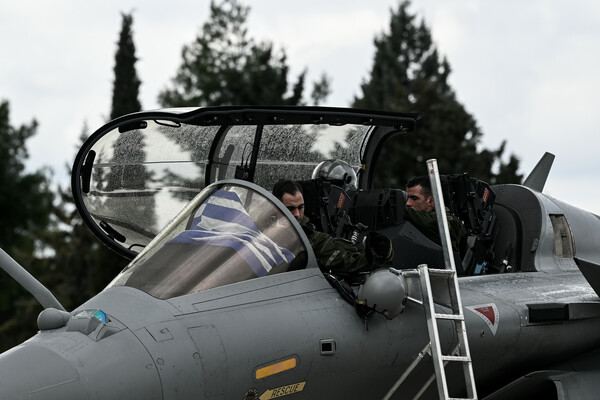 Τα πρώτα έξι Rafale πέταξαν πάνω από την Ακρόπολη