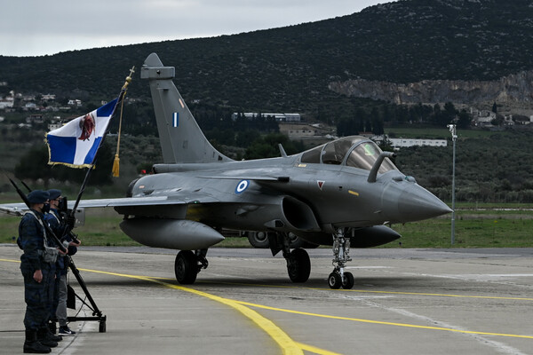 Τα πρώτα έξι Rafale πέταξαν πάνω από την Ακρόπολη