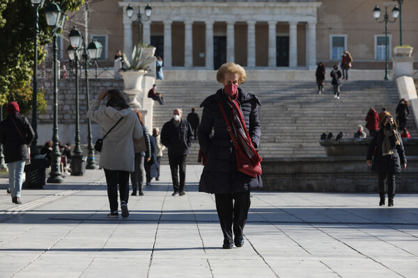 Αυξήθηκαν κατά 24% οι θάνατοι στην Ελλάδα την τελευταία εβδομάδα - «Σε τροχιά συρρίκνωσης το κύμα της Όμικρον»