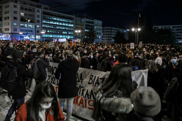 «Αδελφή μου εγώ σε πιστεύω»: Μαζική διαδήλωση στο Σύνταγμα για τον βιασμό της 24χρονης