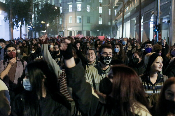 «Αδελφή μου εγώ σε πιστεύω»: Μαζική διαδήλωση στο Σύνταγμα για τον βιασμό της 24χρονης