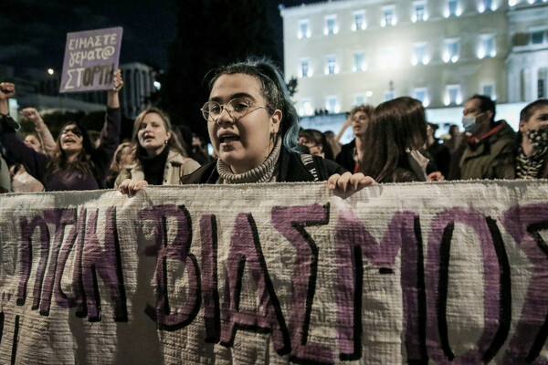 «Αδελφή μου εγώ σε πιστεύω»: Μαζική διαδήλωση στο Σύνταγμα για τον βιασμό της 24χρονης