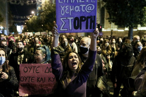 «Αδελφή μου εγώ σε πιστεύω»: Μαζική διαδήλωση στο Σύνταγμα για τον βιασμό της 24χρονης