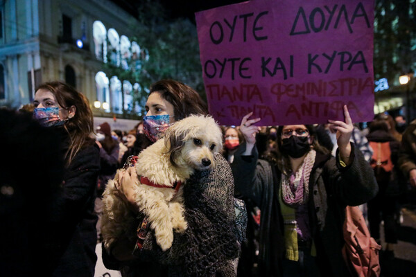 «Αδελφή μου εγώ σε πιστεύω»: Μαζική διαδήλωση στο Σύνταγμα για τον βιασμό της 24χρονης