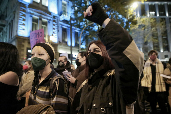 «Αδελφή μου εγώ σε πιστεύω»: Μαζική διαδήλωση στο Σύνταγμα για τον βιασμό της 24χρονης