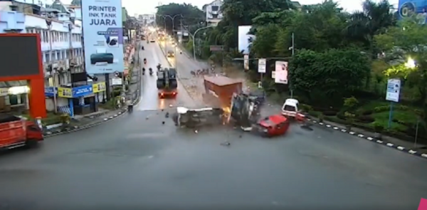 Ινδονησία: Φορτηγό παρέσυρε αυτοκίνητα και μοτοσικλέτες– 4 νεκροί και 22 τραυματίες