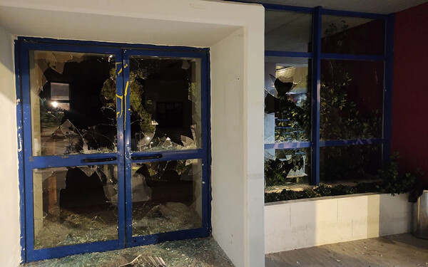 ΕΜΠ: Βανδαλισμοί στο Κτίριο Διοίκησης – Πέταξαν μπογιές και έσπασαν τζάμια 