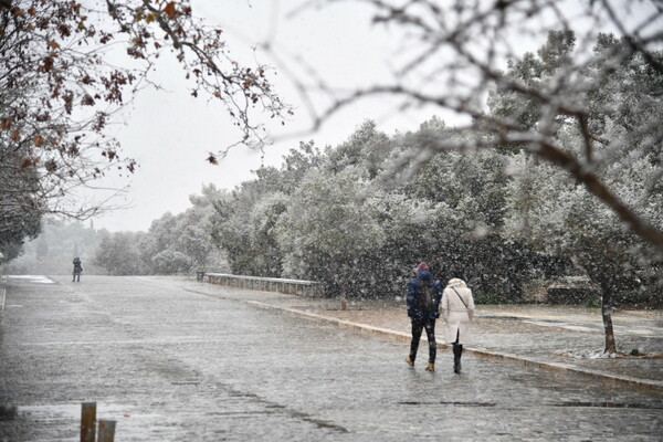 Εικόνες από την κακοκαιρία «Ελπίδα» στην Αττική: Χιόνια ως το κέντρο της Αθήνας, κλειστοί δρόμοι