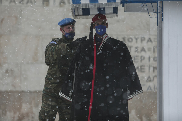 «Λευκή Αθήνα»: Εικόνες από τους τσολιάδες στο Σύνταγμα, την Ακρόπολη, τον Κήπο και τα χιονισμένα προάστια