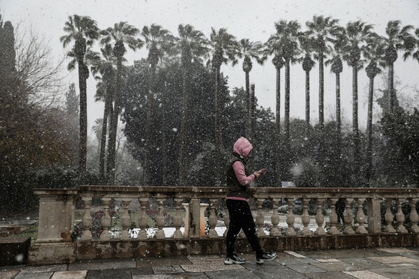 «Λευκή Αθήνα»: Εικόνες από τους τσολιάδες στο Σύνταγμα, την Ακρόπολη, τον Κήπο και τα χιονισμένα προάστια