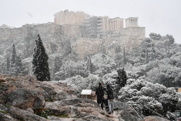 Εικόνες από την κακοκαιρία «Ελπίδα» στην Αττική: Χιόνια ως το κέντρο της Αθήνας, κλειστοί δρόμοι