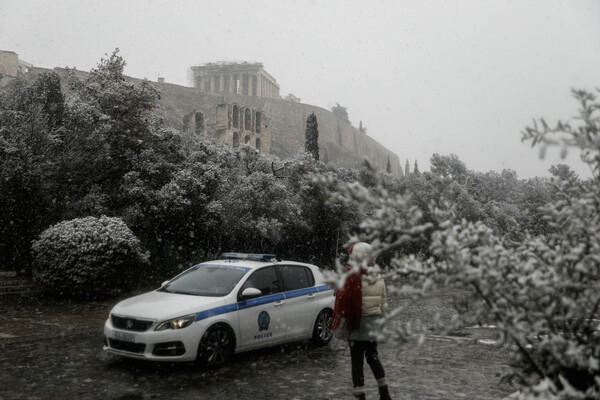 «Λευκή Αθήνα»: Εικόνες από τους τσολιάδες στο Σύνταγμα, την Ακρόπολη, τον Κήπο και τα χιονισμένα προάστια