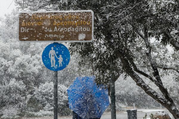 Εικόνες από την κακοκαιρία «Ελπίδα» στην Αττική: Χιόνια ως το κέντρο της Αθήνας, κλειστοί δρόμοι