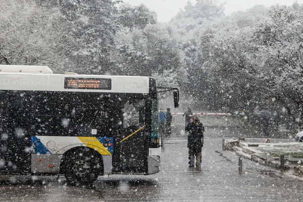 Εικόνες από την κακοκαιρία «Ελπίδα» στην Αττική: Χιόνια ως το κέντρο της Αθήνας, κλειστοί δρόμοι