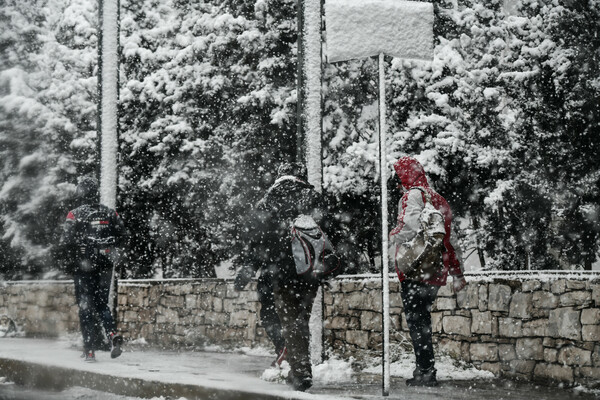 Εικόνες από την κακοκαιρία «Ελπίδα» στην Αττική: Χιόνια ως το κέντρο της Αθήνας, κλειστοί δρόμοι