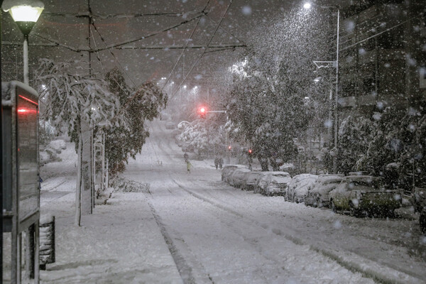 Κακοκαιρία «Ελπίς»: Χάος στην Αττική από τον χιονιά - «Έμφραγμα» στους δρόμους, εγκλωβισμένοι οδηγοί και διακοπές ρεύματος