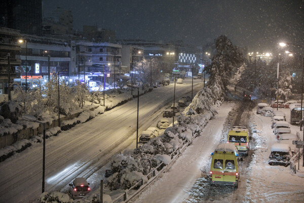 Κακοκαιρία Ελπίς: Κυκλοφοριακό χάος από τον χιονιά, αλυσίδες και στο κέντρο της Αθήνας - Ποιοι δρόμοι είναι κλειστοί
