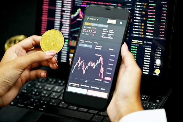 «Βουτιά» για τα κρυπτονομίσματα: Το Bitcoin έχει χάσει σχεδόν το 50% της αξίας του από τον Νοέμβριο 