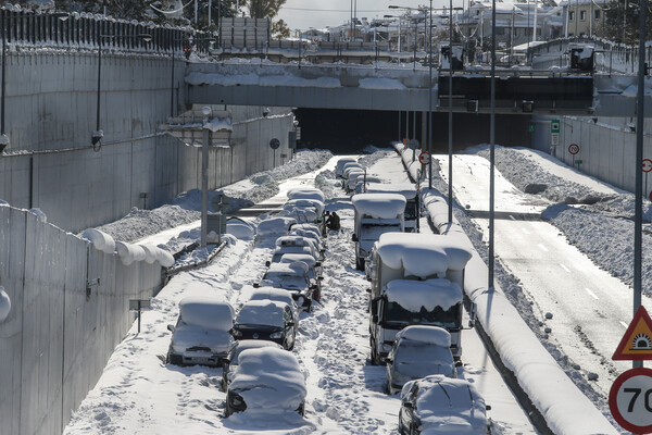 Πολιτική Προστασία: Περίπου 4.500 επιβάτες και 2.500 οχήματα εγκλωβίστηκαν στην Αττική Οδό