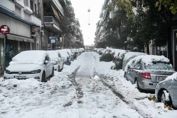 Δρόμος στην Αθήνα καλυμμένος με χιόνι