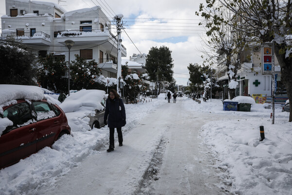 Γυναίκα στον δρόμο με χιόνι