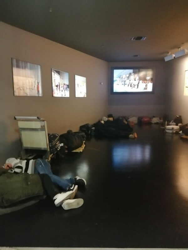 Χάος και στο «Ελ. Βενιζέλος»: Εγκλωβισμένοι κοιμούνται στο πάτωμα- Φαγητό με κουπόνια