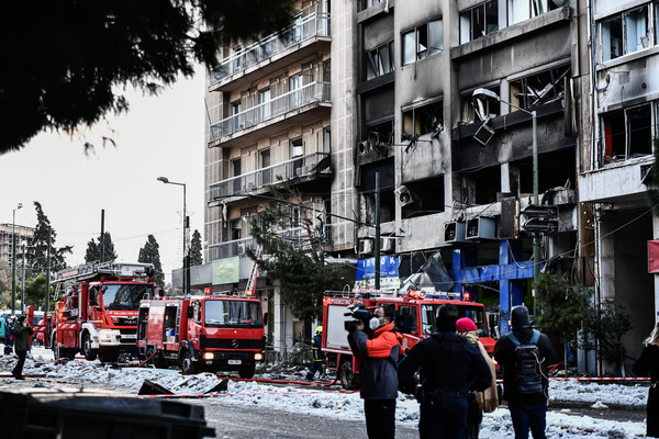 Έκρηξη στη Συγγρού: Κλειστή μέχρι αύριο το μεσημέρι - Απομακρύνονται συντρίμμια 