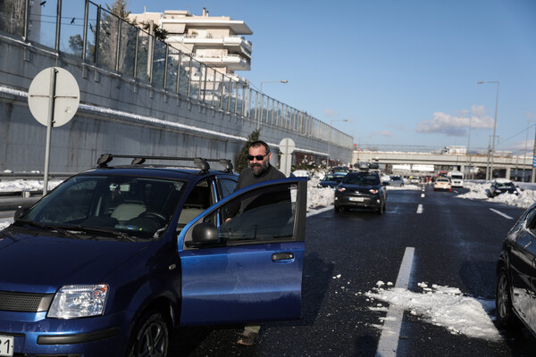 Αττική οδός, δύο ημέρες μετά το χάος: Συνεχίζονται οι απεγκλωβισμοί οχημάτων -Αποχιονίζουν με τα φτυάρια