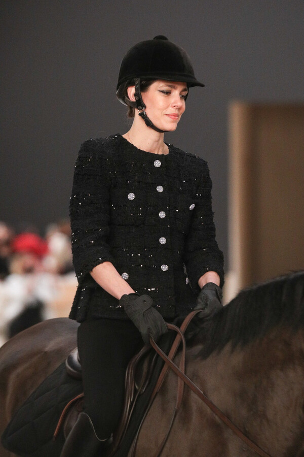 Η Σαρλότ Κασιράγκι άνοιξε το σόου της Chanel επάνω σε ένα άλογο -Αντιδράσεις στα social media
