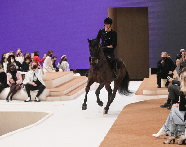 Η Σαρλότ Κασιράγκι με άλογο στο σόου της Chanel