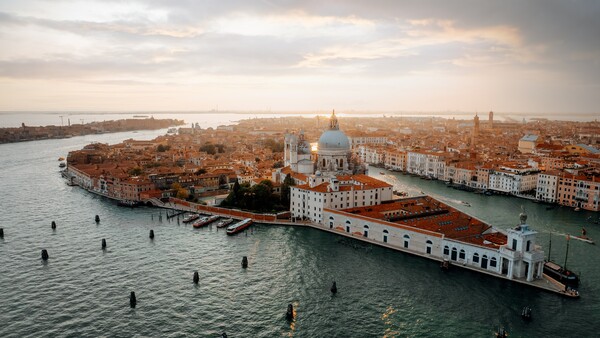 Βενετία: Έδιωξαν τουρίστρια που πόζαρε topless σε μνημείο- Πλήρωσε πρόστιμο