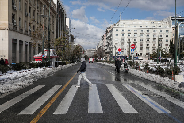 Αττική και Κρήτη: Τι ισχύει σήμερα για εργασία, σχολεία, αγορά και εμβολιασμούς