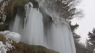 Ρουμανία: Πάγωσε θερμός καταρράκτης - Μετά το κύμα ψύχους