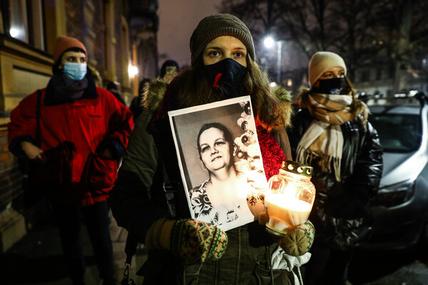 Διαδηλώσεις στην Πολωνία μετά το θάνατο ακόμη μιας εγκύου λόγω άρνησης έκτρωσης - «Έχουν αίμα στα χέρια τους» 