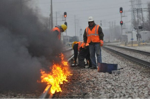 Στο Σικάγο βάζουν φωτιές στις ράγες και τα τρένα κινούνται κανονικά μέσα στα χιόνια