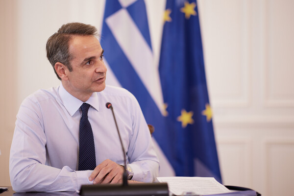 Ο Κυριάκος Μητσοτάκης στο γραφείο του