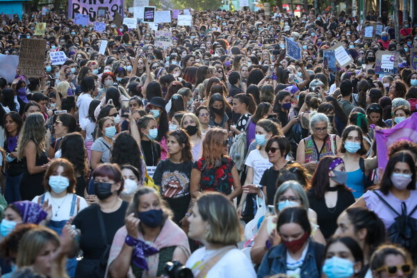 Ουρουγουάη: Χιλιάδες γυναίκες στους δρόμους, μετά τον ομαδικό βιασμό μιας κοπέλας
