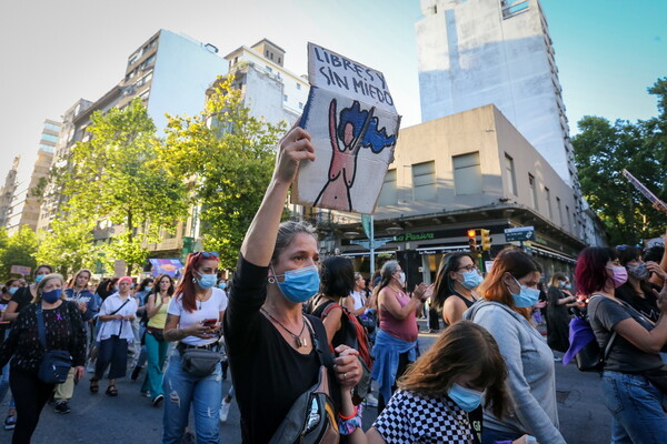 Ουρουγουάη: Χιλιάδες γυναίκες στους δρόμους, μετά τον ομαδικό βιασμό μιας κοπέλας